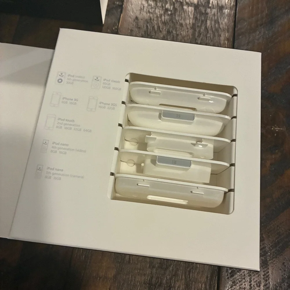 Apple White Universal Dock MB125G/C with Remote and 5 Adapters OS